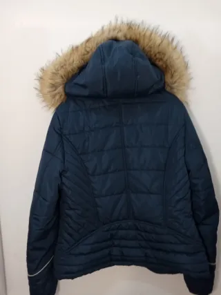 Chaqueta azul con capucha y pelo