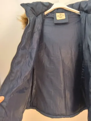 Chaqueta azul con capucha y pelo