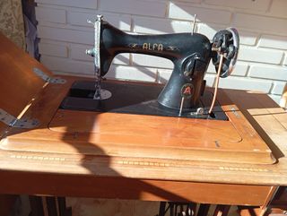 Máquina de coser Alfa antigua con mueble