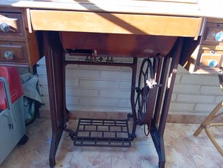 Máquina de coser Alfa antigua con mueble