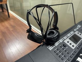 Teclado Alesis Melody 61 con soporte y auriculares