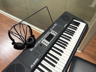 Teclado Alesis Melody 61 con soporte y auriculares