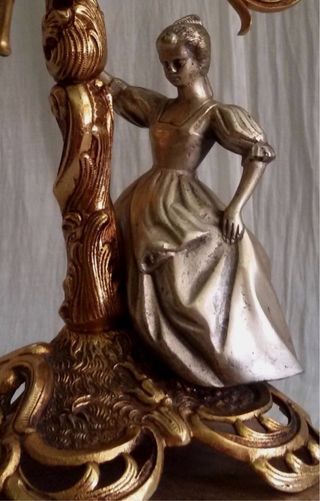 Candelabro de Bronce con Figuras