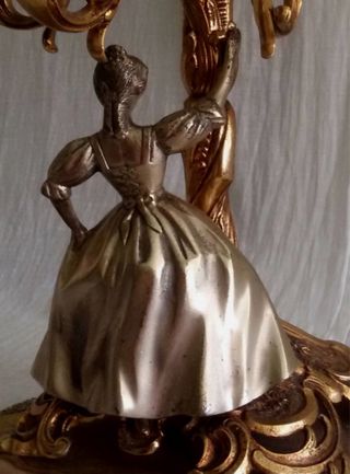 Candelabro de Bronce con Figuras