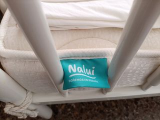 Cuna blanca con colchón y ropa