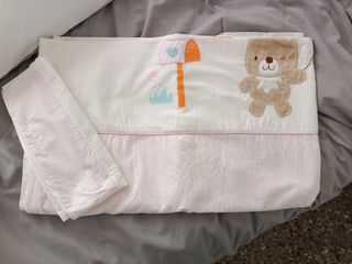 Cuna blanca con colchón y ropa