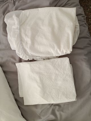 Cuna blanca con colchón y ropa