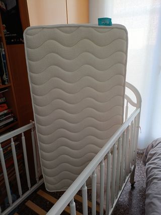 Cuna blanca con colchón y ropa