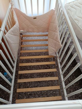 Cuna blanca con colchón y ropa