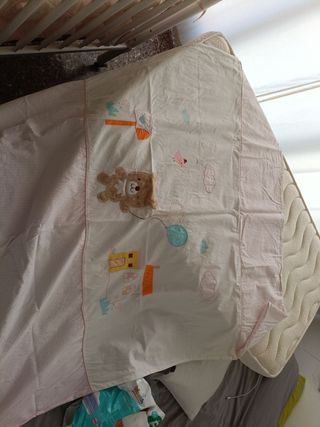 Cuna blanca con colchón y ropa