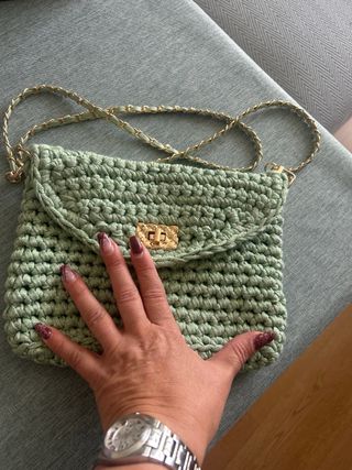Bolso verde con cadena dorada