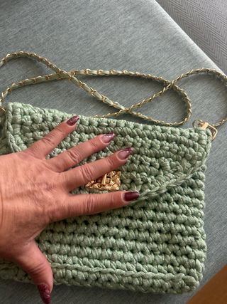 Bolso verde con cadena dorada