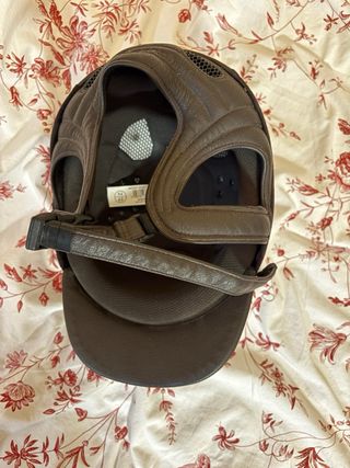 Lote hípica: chaleco, 2 cascos y fusta