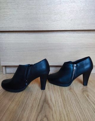Botines tacón mujer negros.