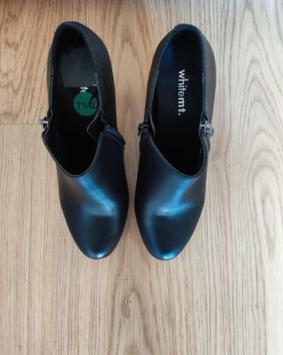 Botines tacón mujer negros.