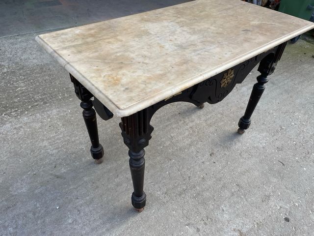 Mesa de madera con tablero de mármol