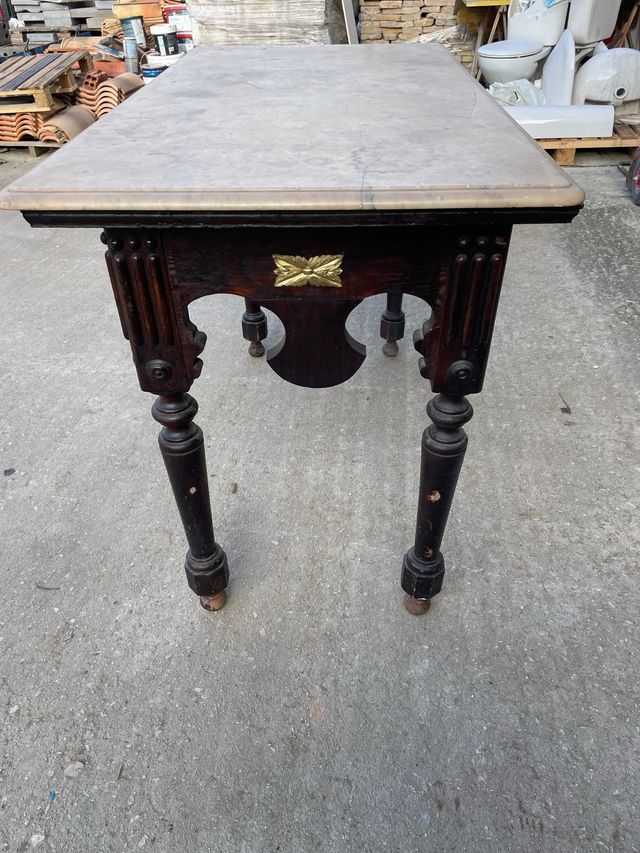 Mesa de madera con tablero de mármol