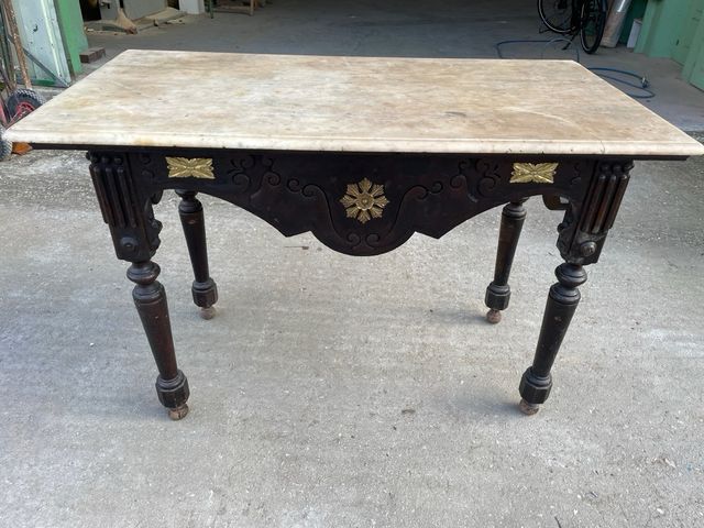 Mesa de madera con tablero de mármol