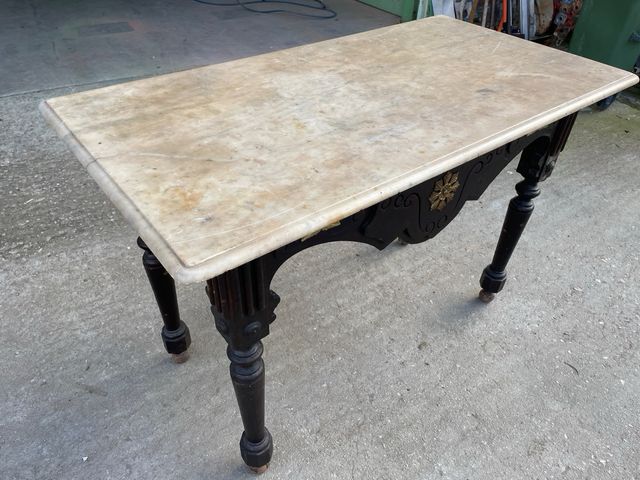 Mesa de madera con tablero de mármol