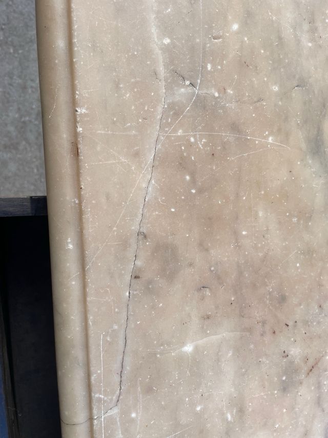 Mesa de madera con tablero de mármol