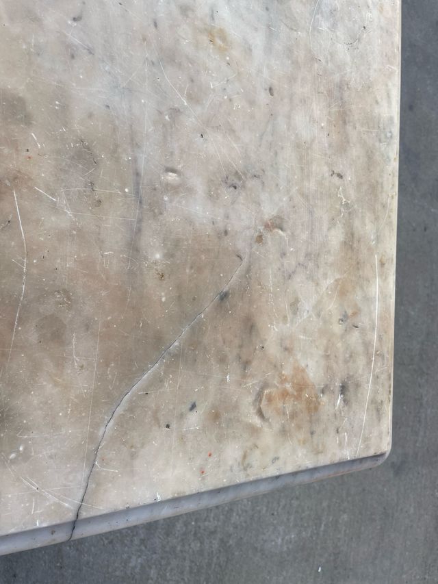 Mesa de madera con tablero de mármol