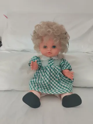 Muñeca vintage rubia vestido cuadros. 30 cm