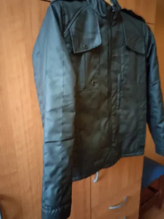 Chaqueta negra con bolsillos