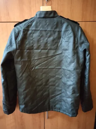 Chaqueta negra con bolsillos