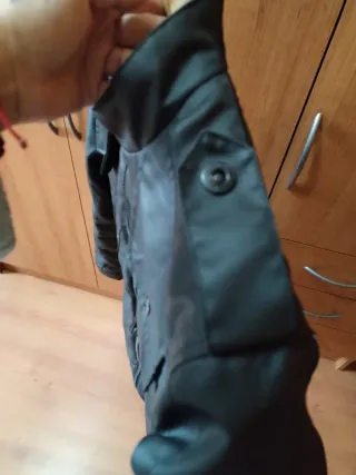 Chaqueta negra con bolsillos