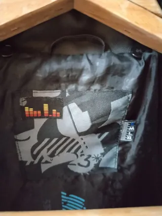 Chaqueta negra con bolsillos