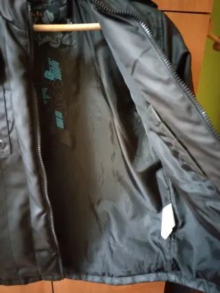 Chaqueta negra con bolsillos