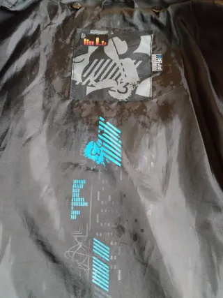 Chaqueta negra con bolsillos