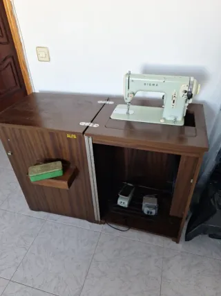 Máquina de coser Sigma con mueble