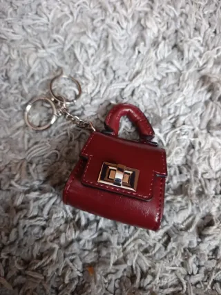 Llavero charm bolso rojo