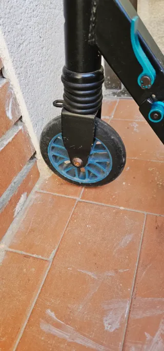 Patinete infantil con ruedas azules