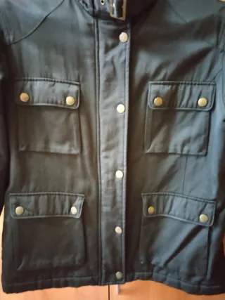 Chaqueta negra estilo militar