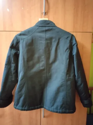 Chaqueta negra estilo militar