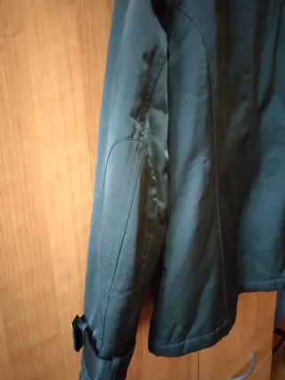 Chaqueta negra estilo militar