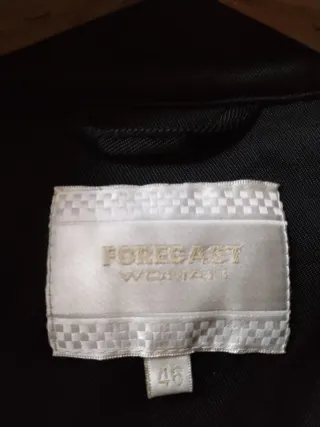 Chaqueta negra estilo militar