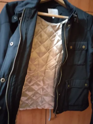 Chaqueta negra estilo militar