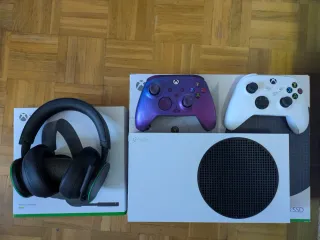 Xbox Series S y mando + Mando Morado + Auriculares