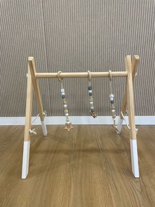Estructura de juego / gimnasio para bebé de madera