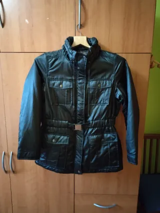 Chaqueta negra con cinturón