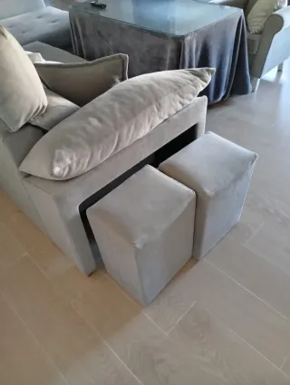 Sofá modular gris con 2 pufs