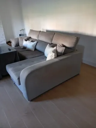 Sofá modular gris con 2 pufs