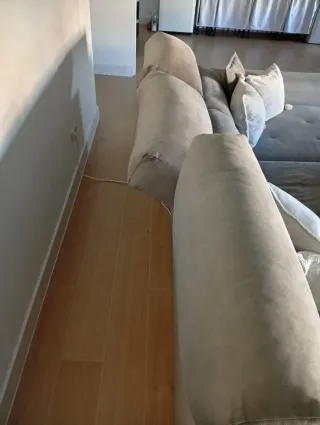 Sofá modular gris con 2 pufs