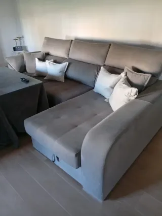 Sofá modular gris con 2 pufs