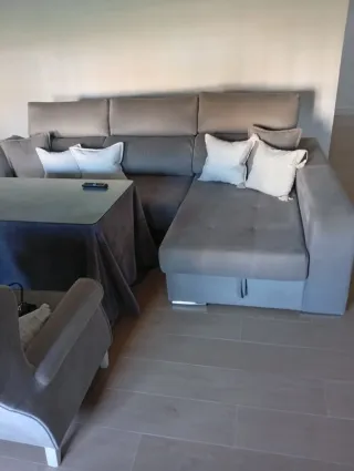 Sofá modular gris con 2 pufs