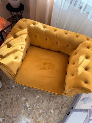 Sillón Chester amarillo de terciopelo
