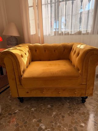 Sillón Chester amarillo de terciopelo